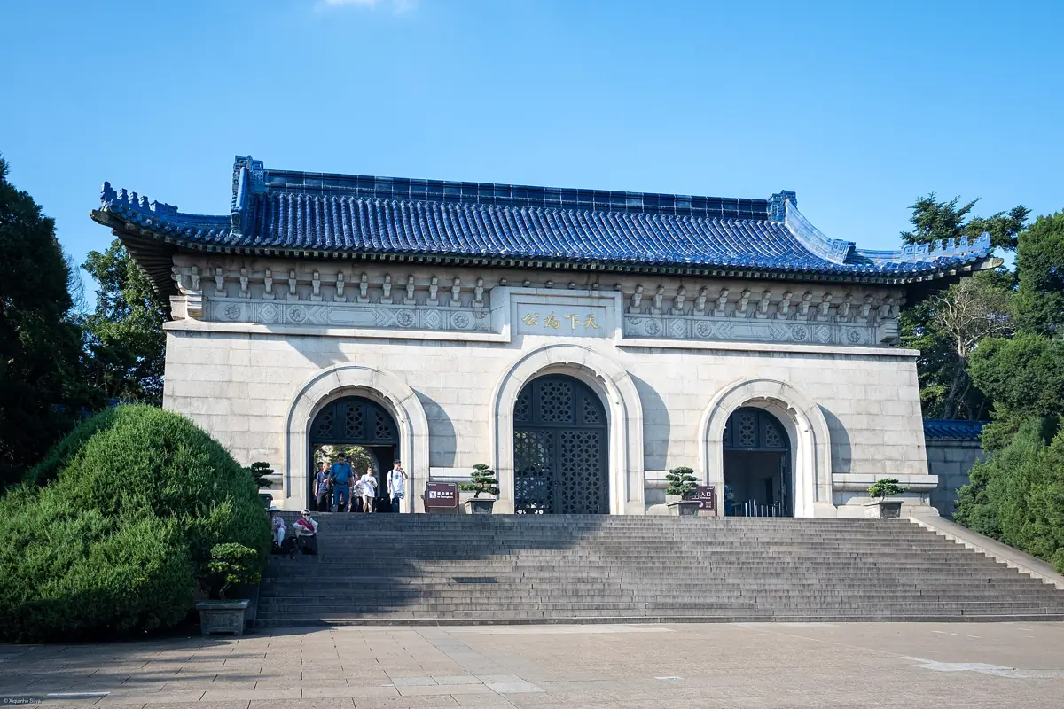 Blue-tiled hall at the top of the Sun Yat-sen Mausoleum steps